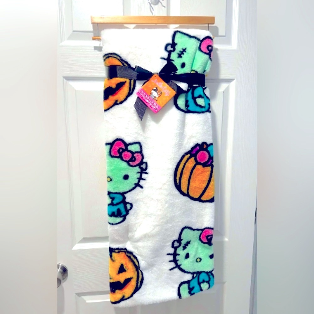 🎃🎀 Hello Kitty Halloween Frankenstein Faux Fur Throw Blanket